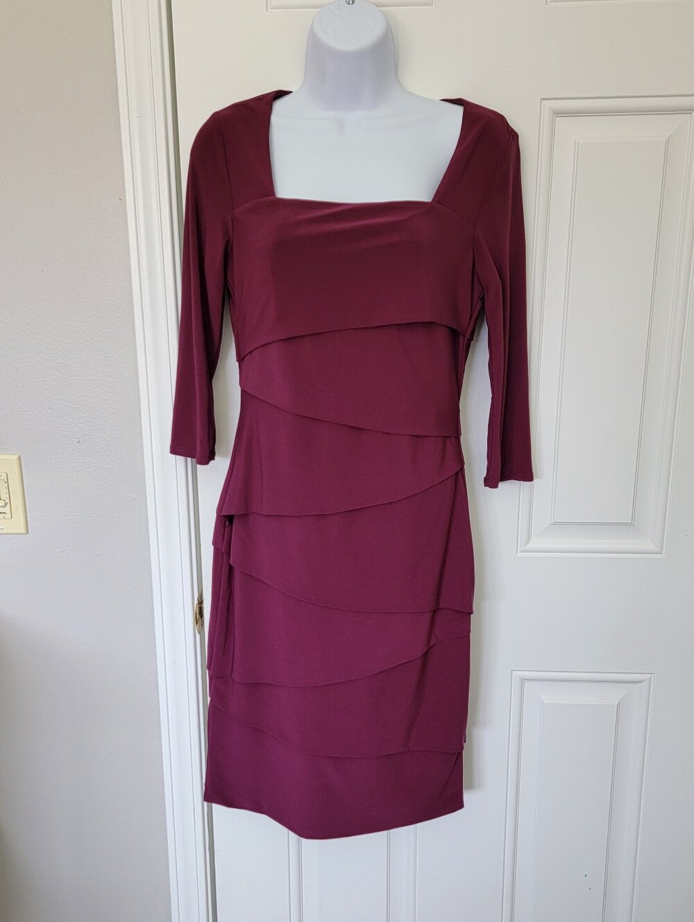 WHBM Instantly Slimming Burgandy Cocktail Dress Size 6 Back Zip 3/4 Sleeve